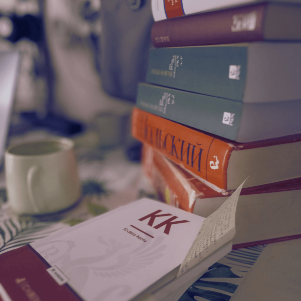 Słowniki do języka rosyjskiego i kodeksem karnym.